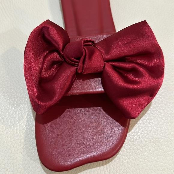 Red Slide Sandal with Big Bow design on the Toe area in size 6 - Picture 4 of 7
